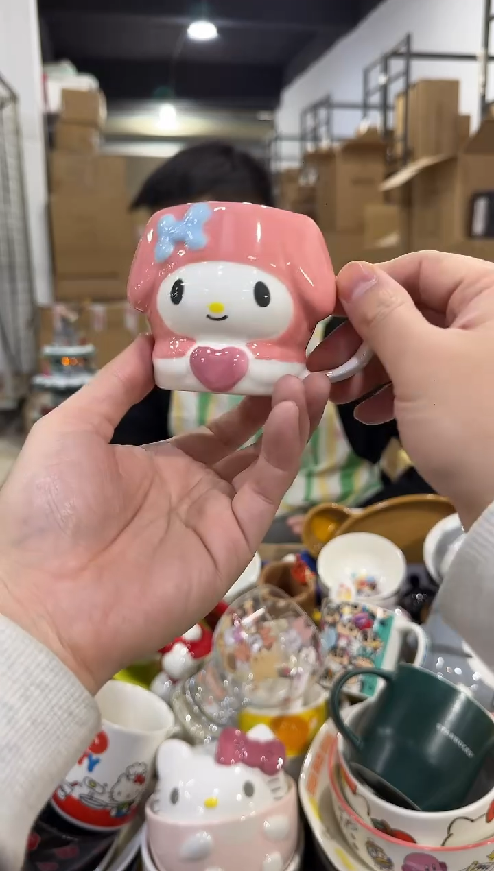 瓷片美乐蒂抱爱心一口杯