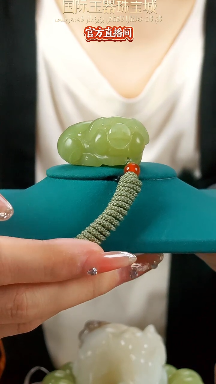 【闪购商品】和田玉颈饰未镶嵌若羌鸡油黄小猪生肖吊坠带绳