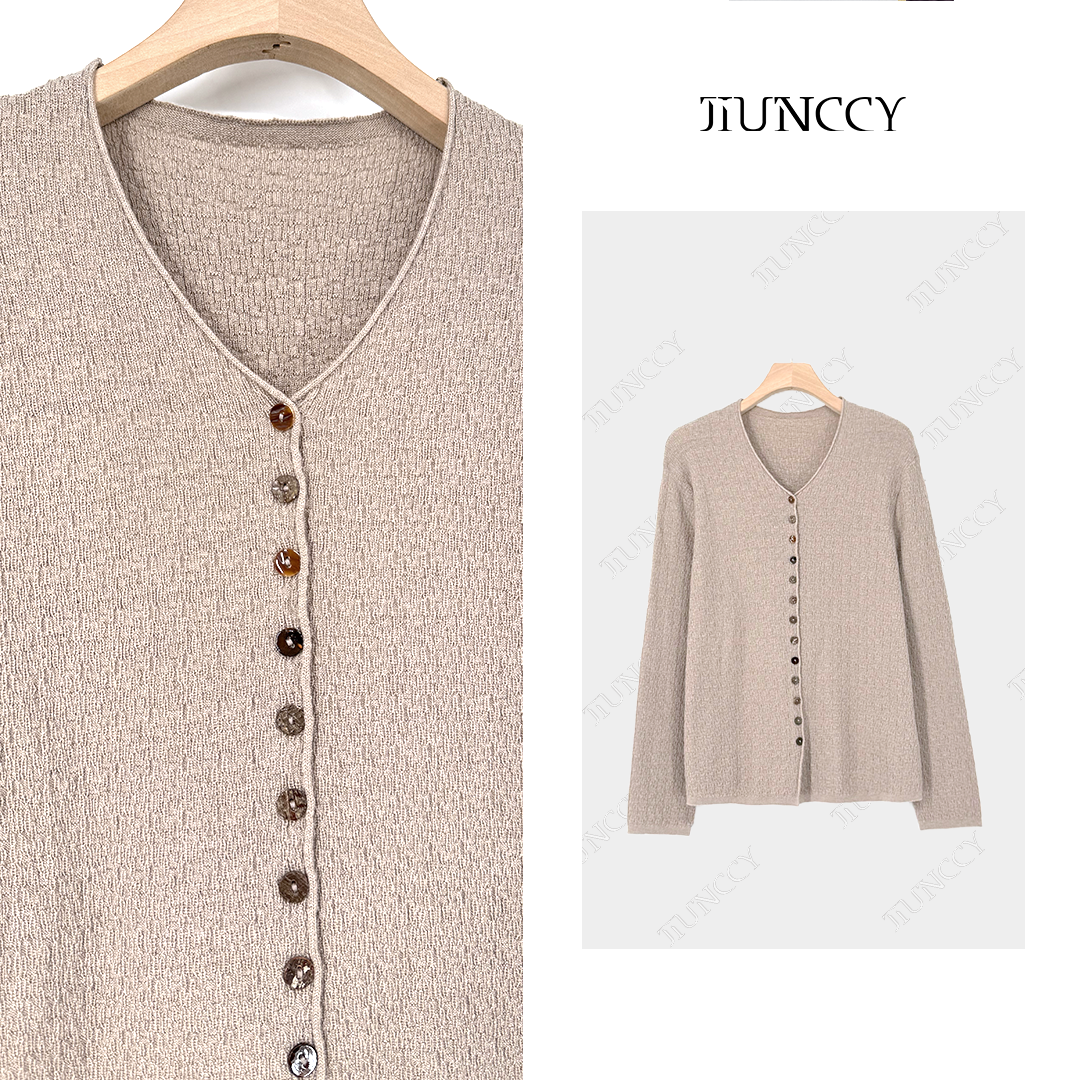 JIUNCCY【歌序】羊绒羊毛混纺乱针竖条肌理感多扭扣针织衫 52YZZ091