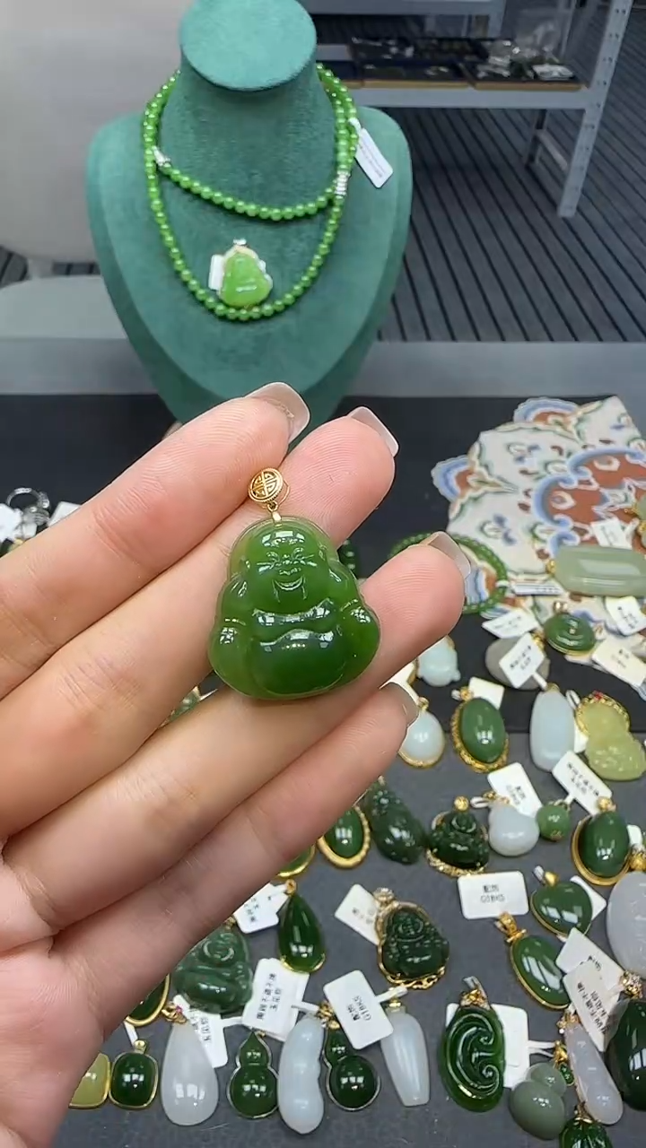 18K金镶嵌和田玉挂件1