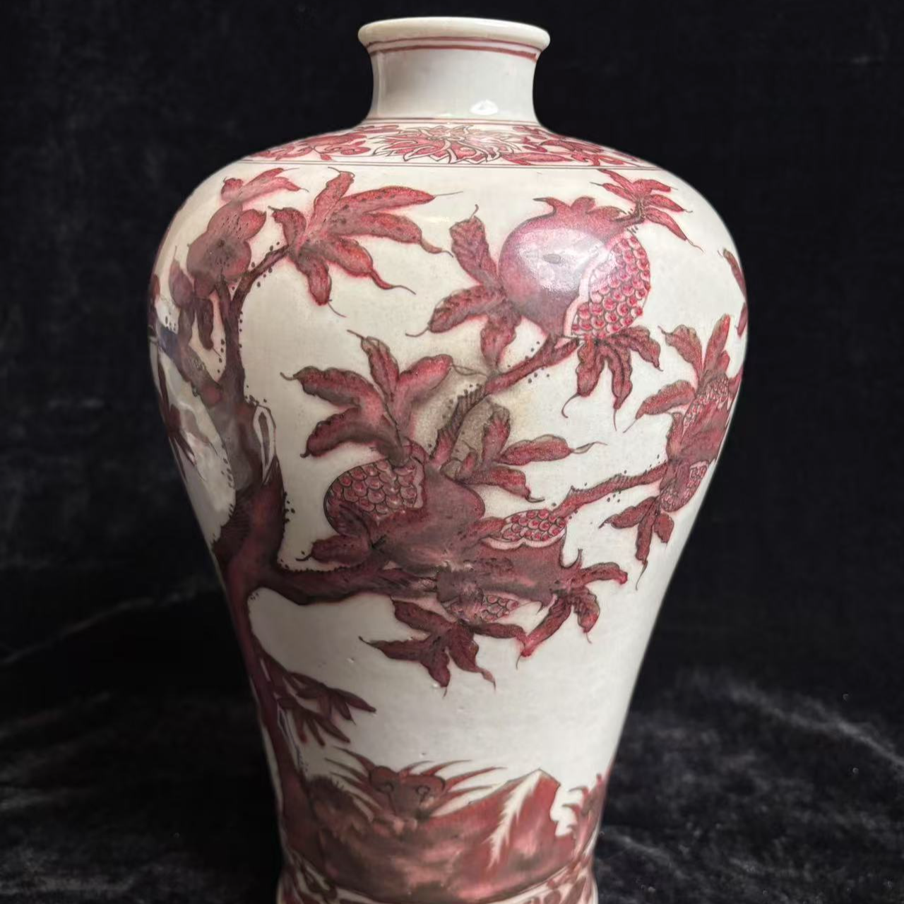 明代釉里红花卉梅瓶