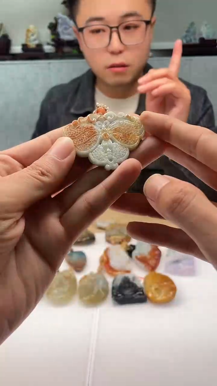 颈饰未镶嵌翡翠蝴蝶