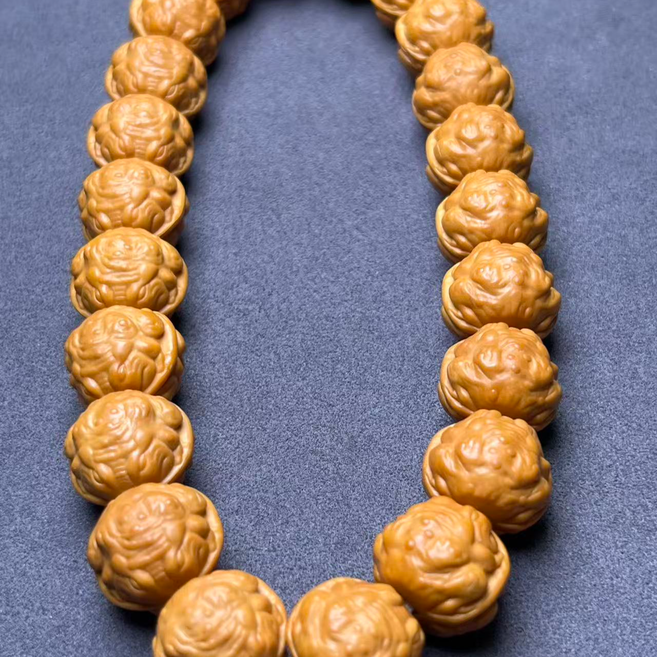 猴头核桃雕刻金蟾手持