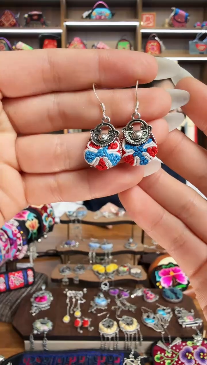 【闪购商品】织绣163蒙阿苏苗绣传承