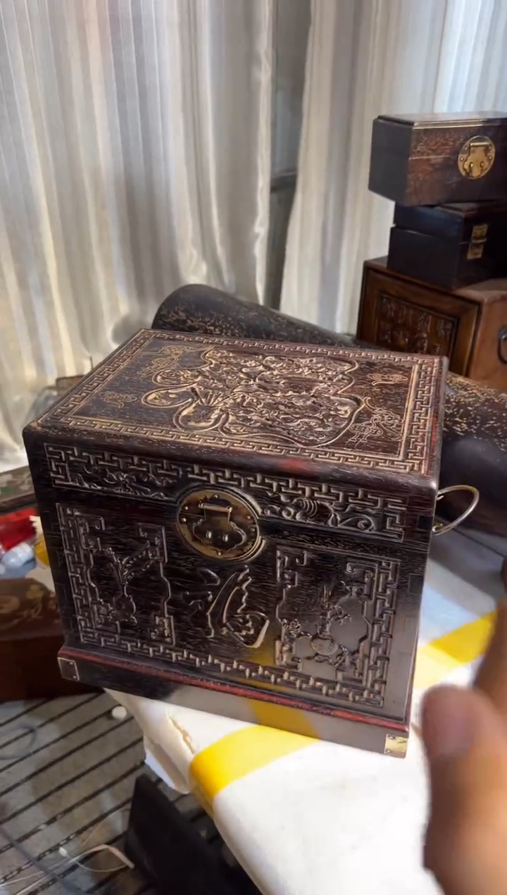 木紫檀文房四宝雕刻箱