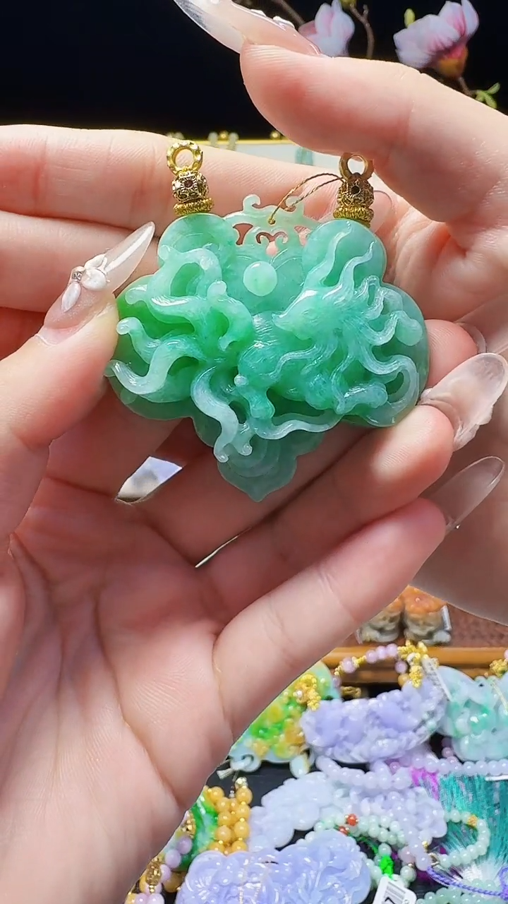 翡翠未镶嵌颈饰九尾