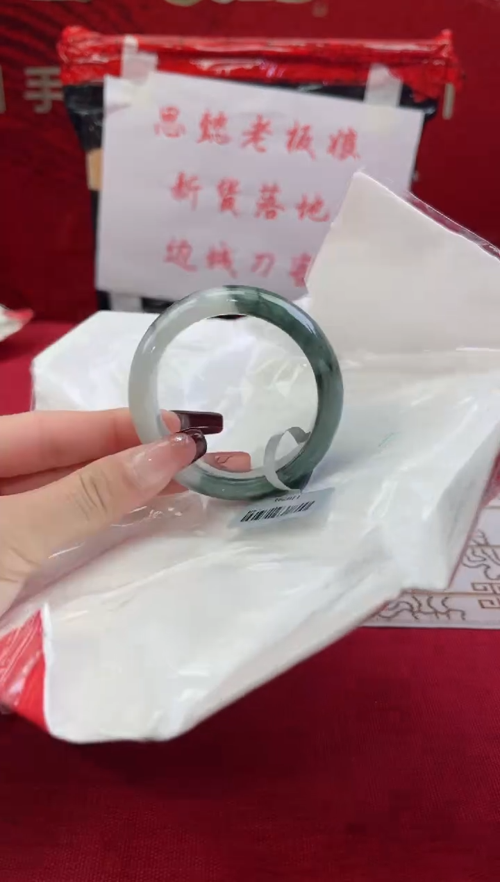 【闪购商品】翡翠手镯未镶嵌翡翠手镯(微瑕）