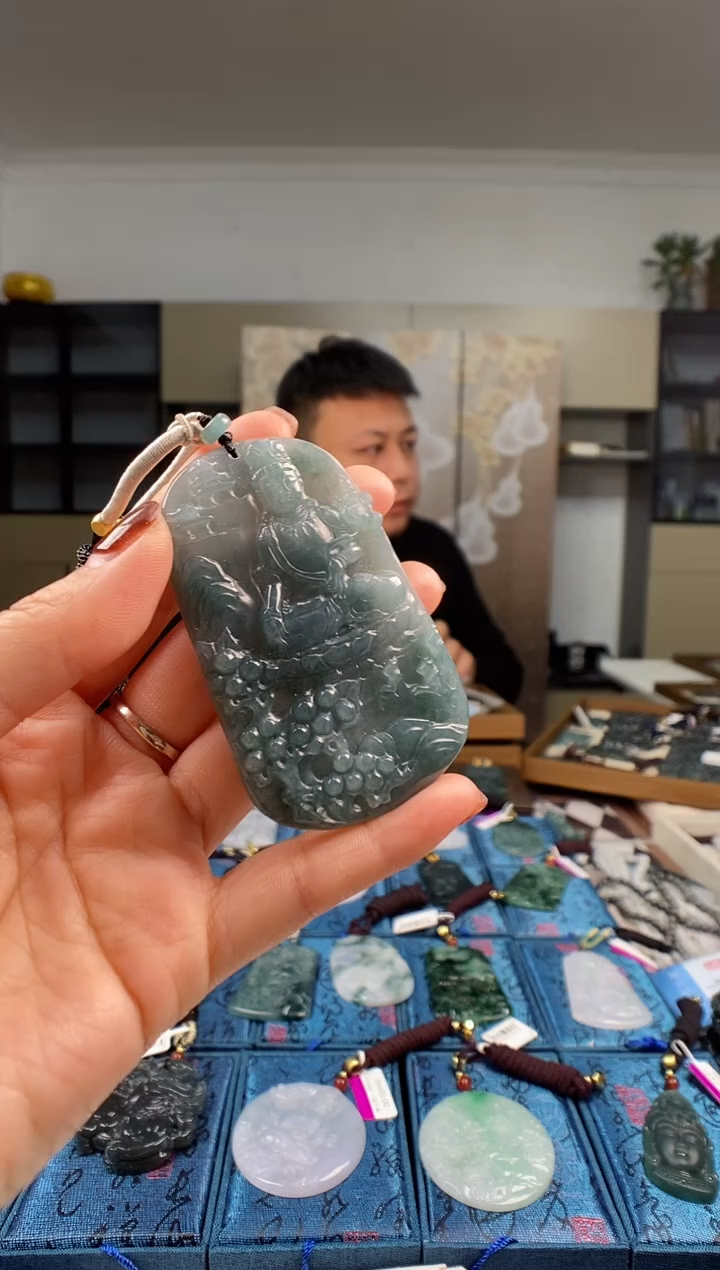 颈饰未镶嵌翡翠  多样性发其一