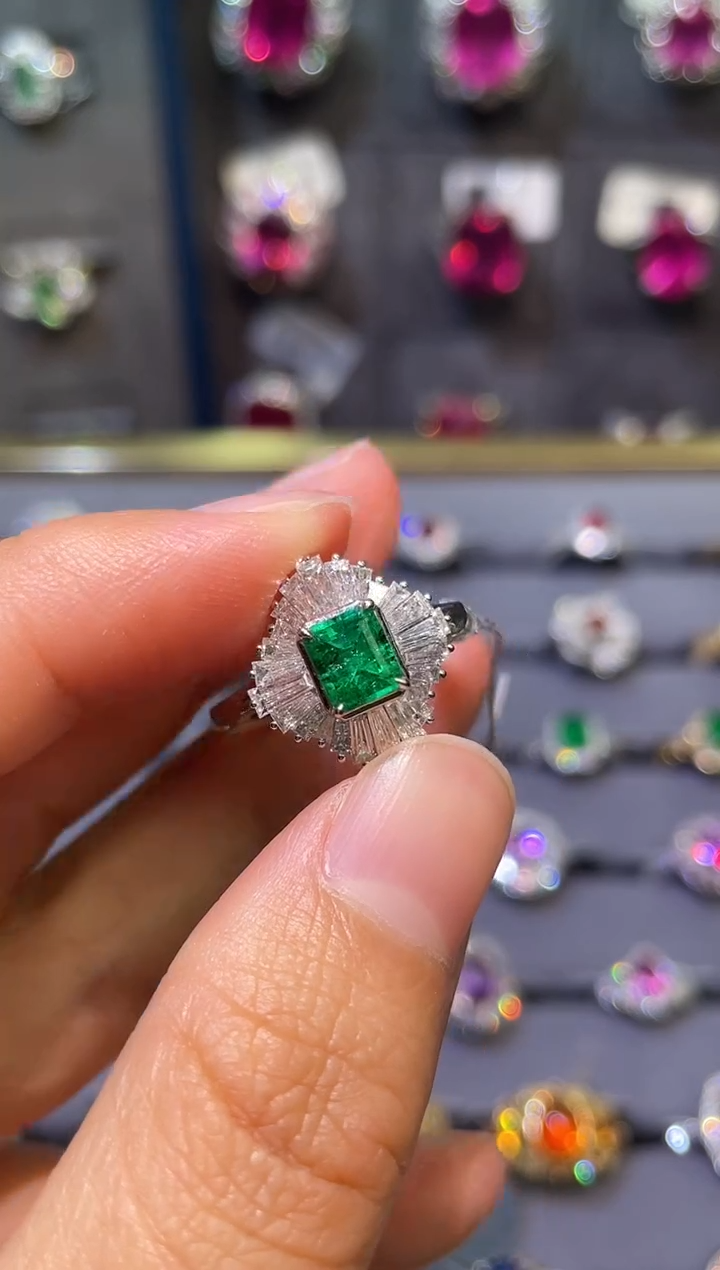 【闪购商品】祖母绿戒指18K金镶嵌/0.85ct
