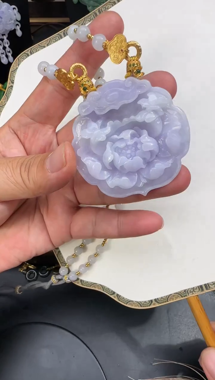 【闪购商品】翡翠未镶嵌颈饰拍照