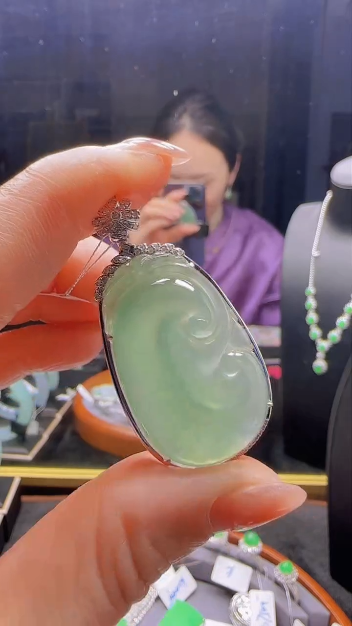 【闪购商品】翡翠吊坠(不含链)18K金镶嵌天然缅甸翡翠A货冰晴底如意