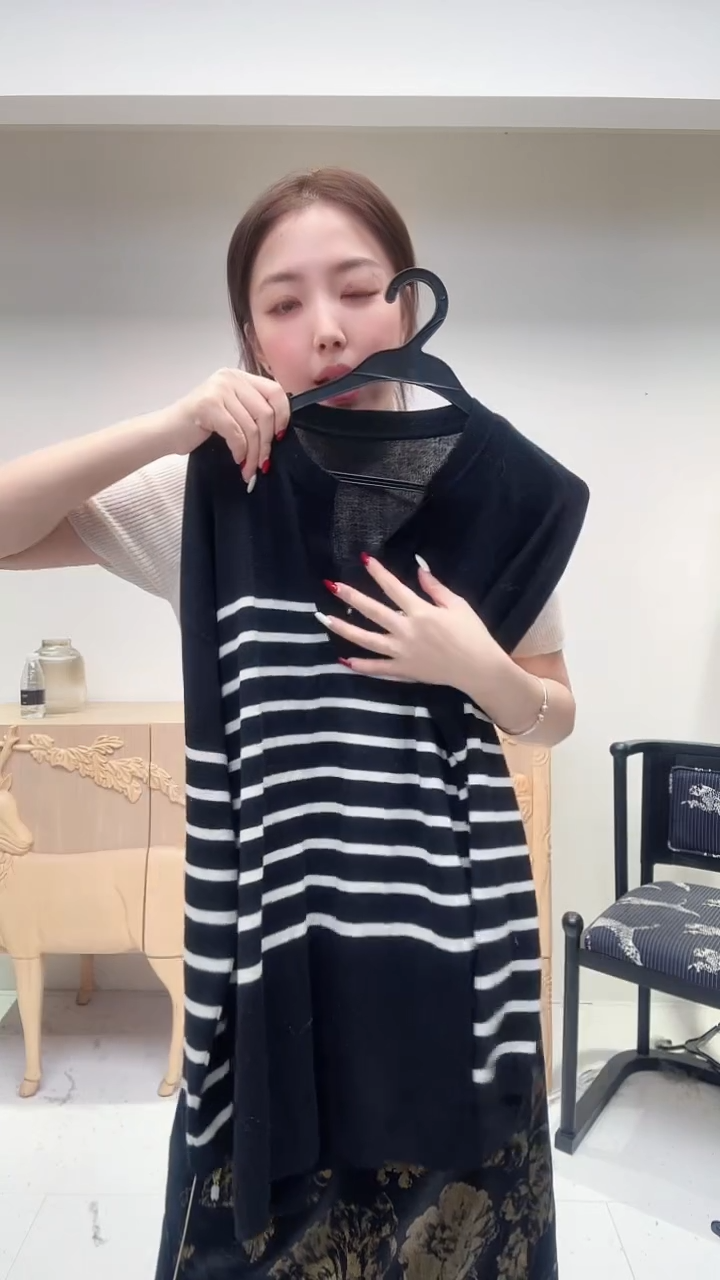 黑白条大V领羊毛衫