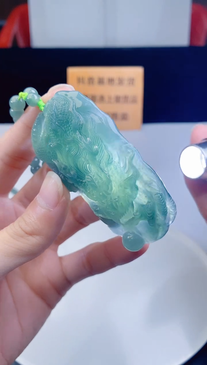 颈饰未镶嵌翡翠  