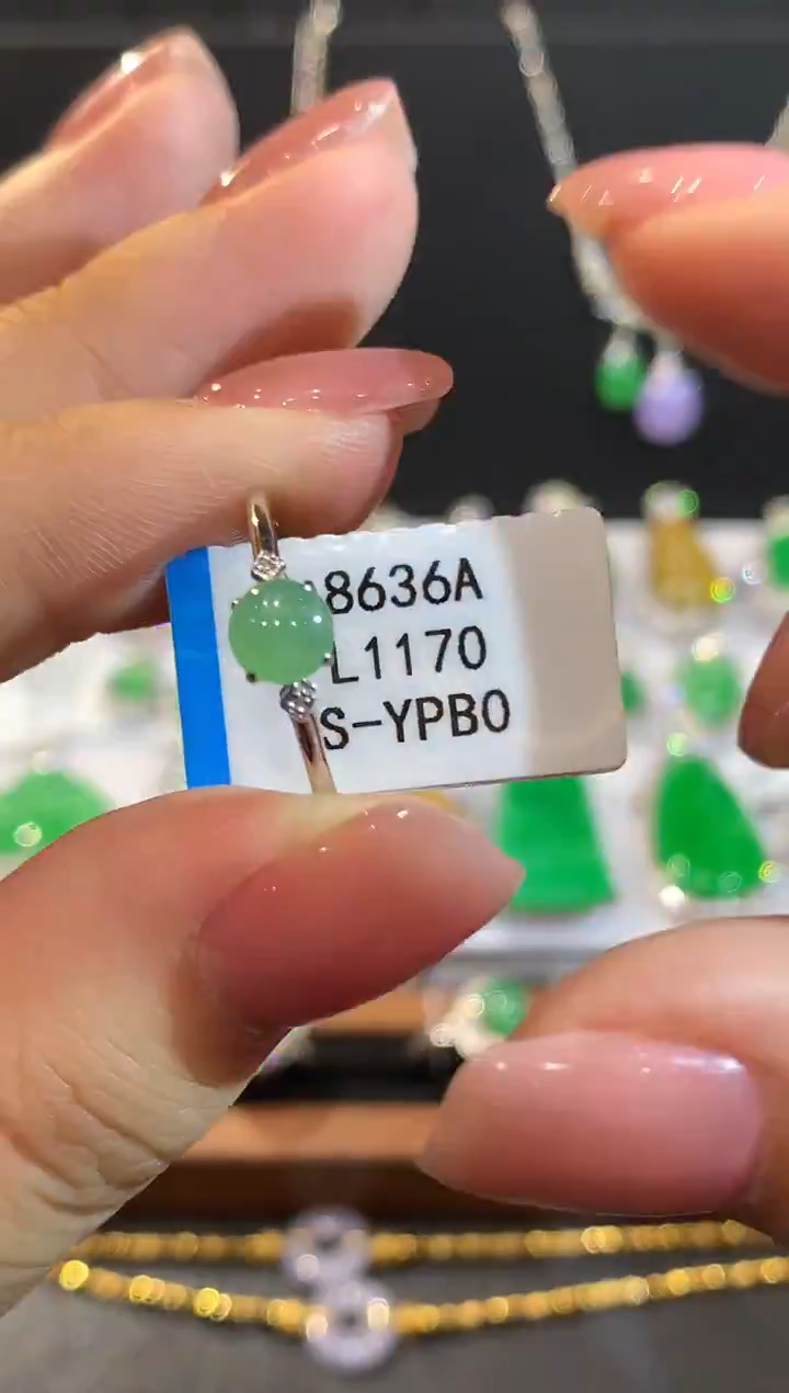 18K金镶嵌戒指翡翠多样性发其一