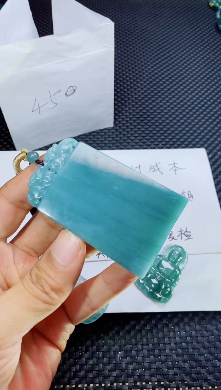 翡翠未镶嵌颈饰          