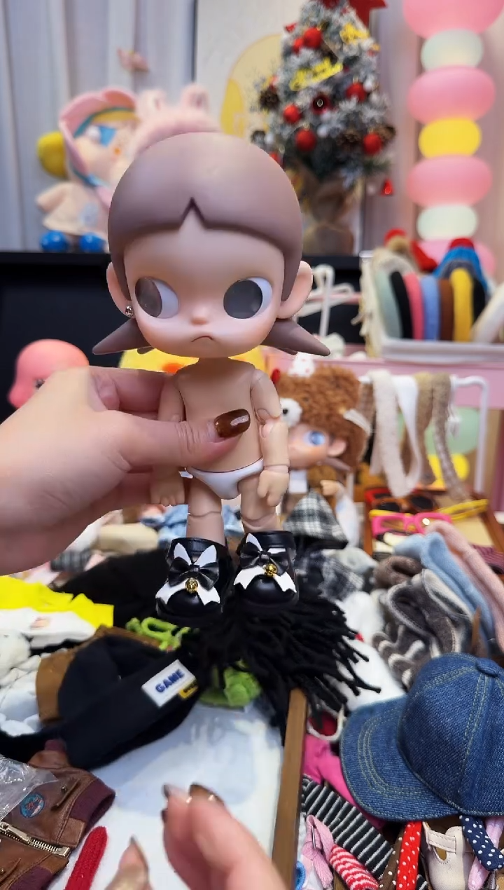 黑色铃铛小鞋子一双