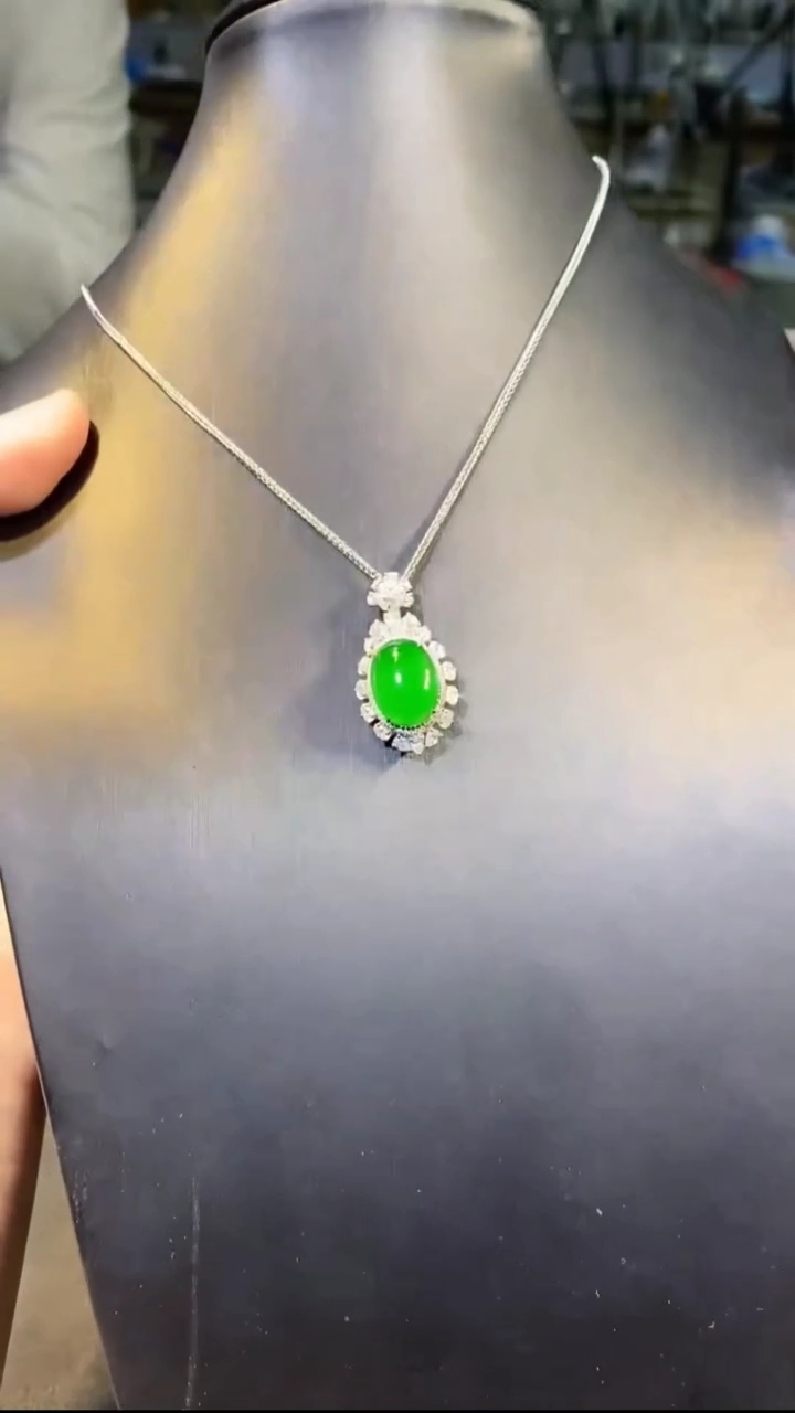 【闪购商品】翡翠吊坠(不含链)18K金镶嵌多样性发货其一不含链