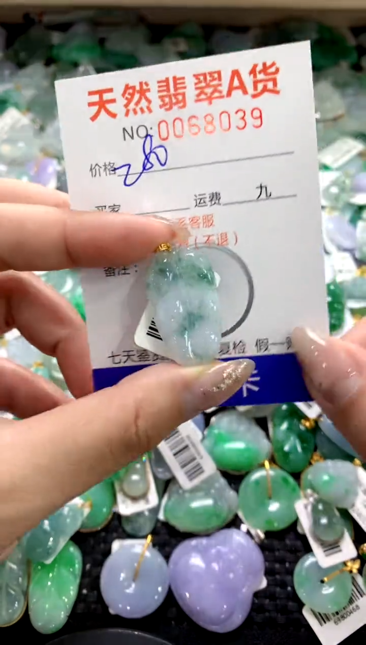 颈饰18K金镶嵌翡翠1111111111111111