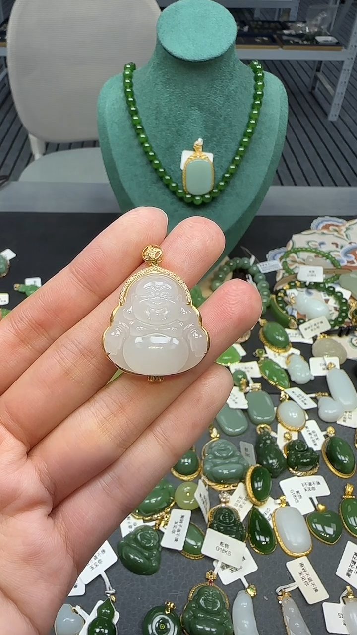 18K金镶嵌和田玉挂件1
