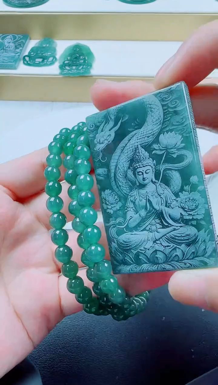 翡翠未镶嵌颈饰蛇本命佛
