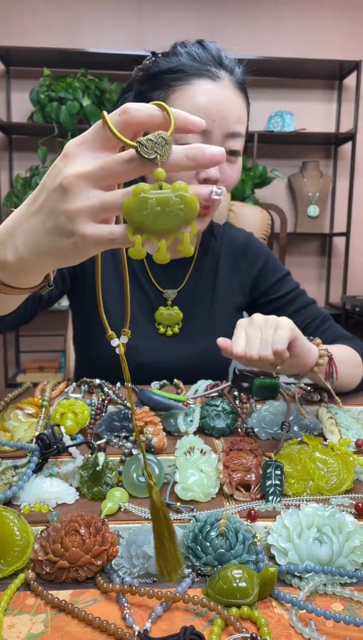 未镶嵌岫玉吊坠多样性发货发其中之一