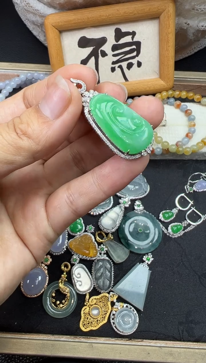 【闪购商品】翡翠吊坠(不含链)18K金镶嵌如意