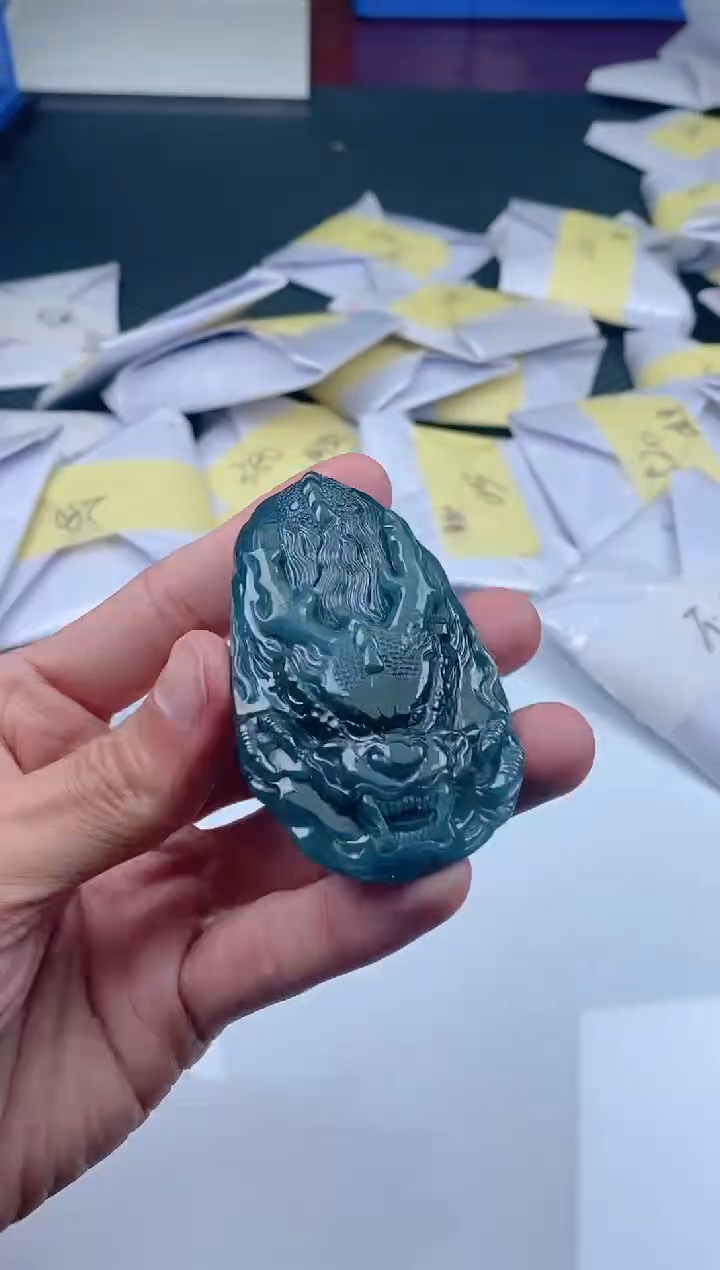 翡翠未镶嵌颈饰           