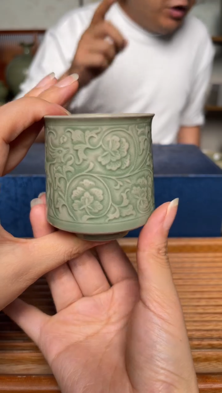 其他秘色凤穿牡丹束口杯