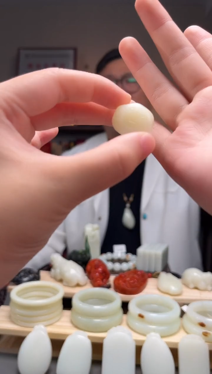 颈饰未镶嵌和田玉吊坠