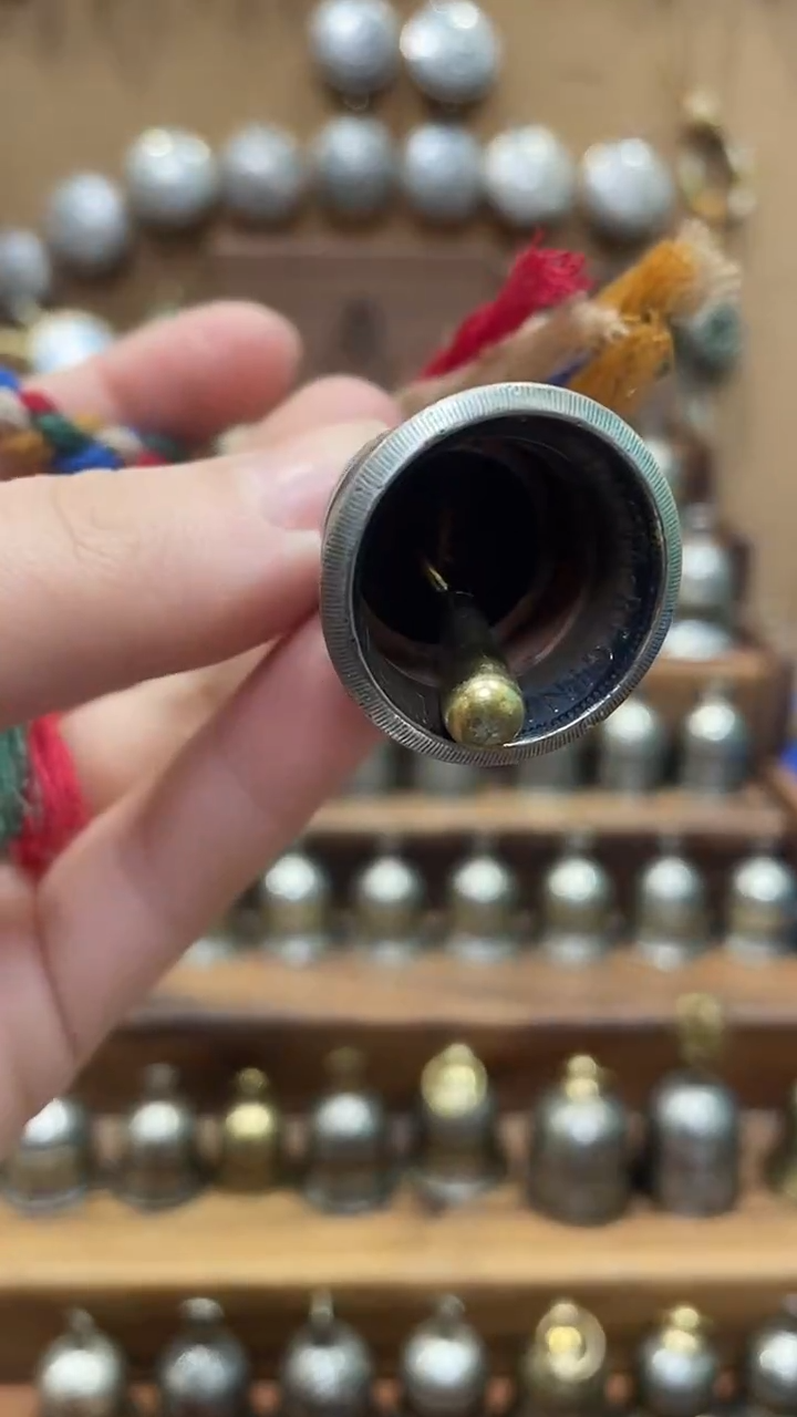 英国女王两先令白铜硬币喇叭口铃铛配绳