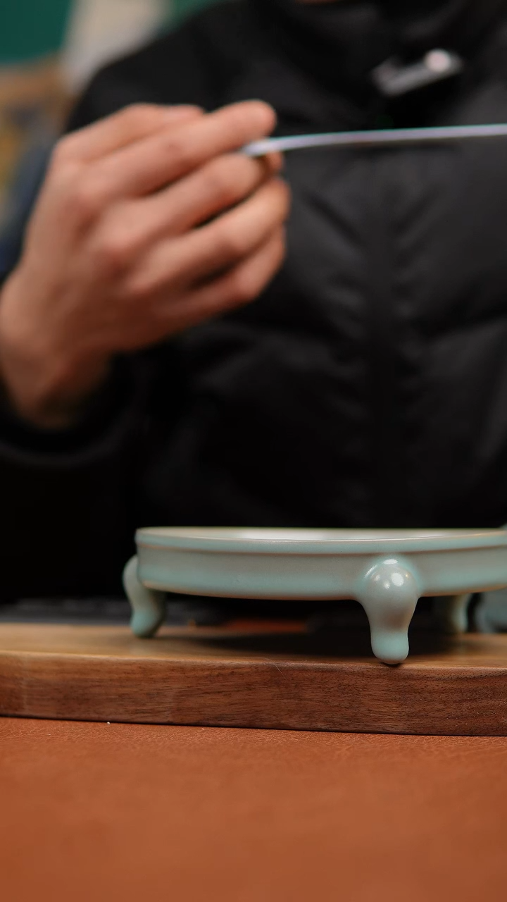 【闪购商品】瓷片14口径仿古天青三足洗微瑕