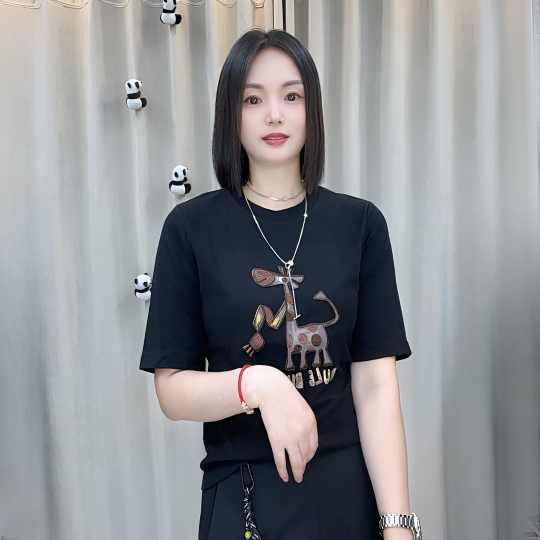 《好兮好》早秋新款休闲风常规刺绣印花圆领中袖极简风82812
