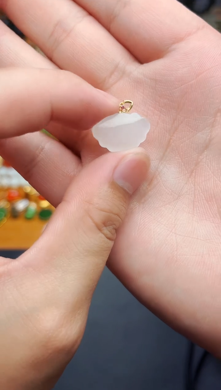 和田玉18K金镶嵌颈饰如意锁01