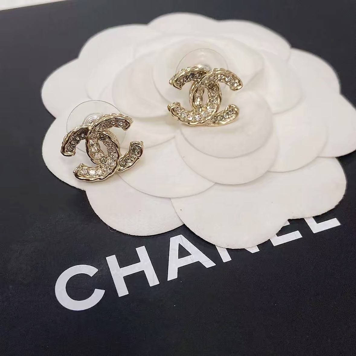 99新 Chanel/香奈儿 经典双C浮雕镶钻耳钉时尚珍品av0261