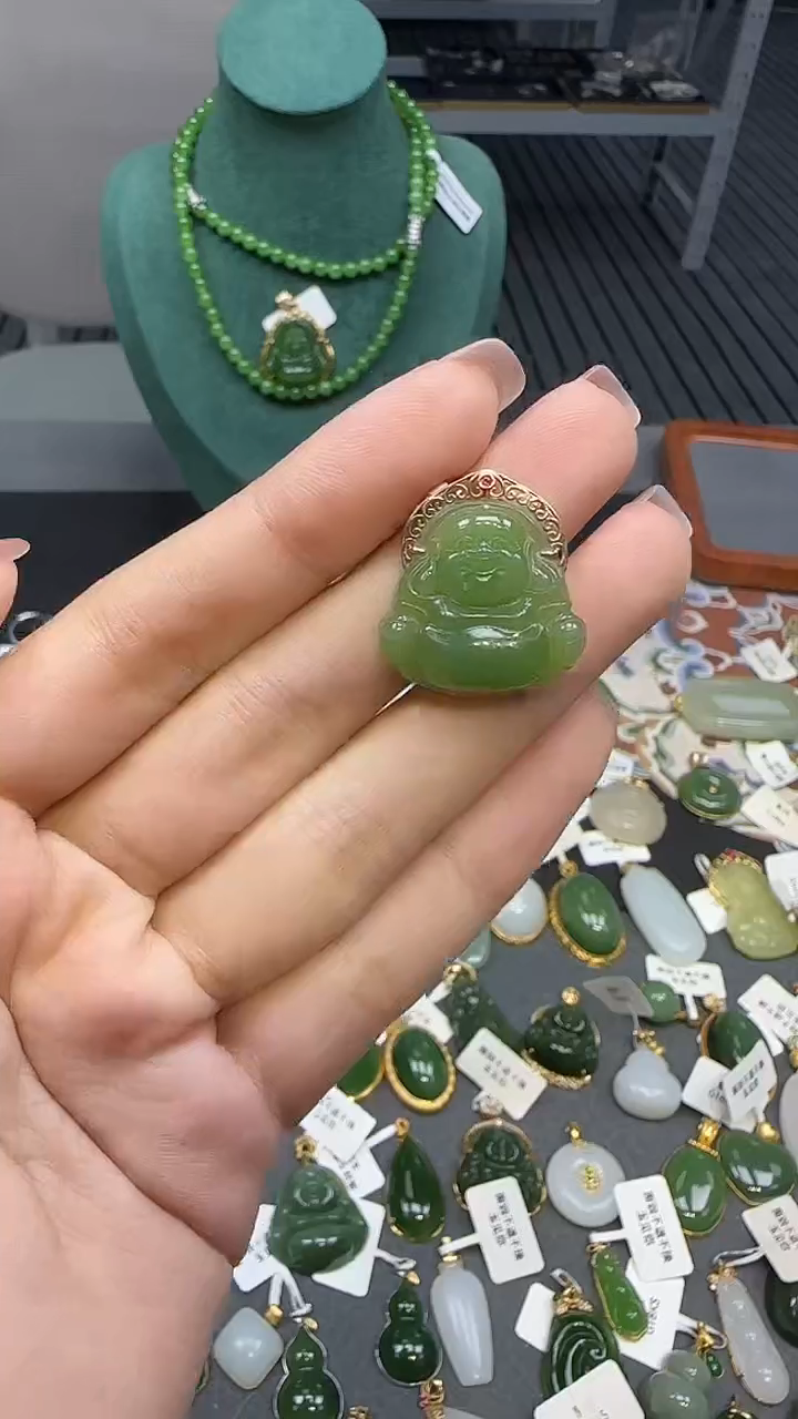 18K金镶嵌和田玉挂件1