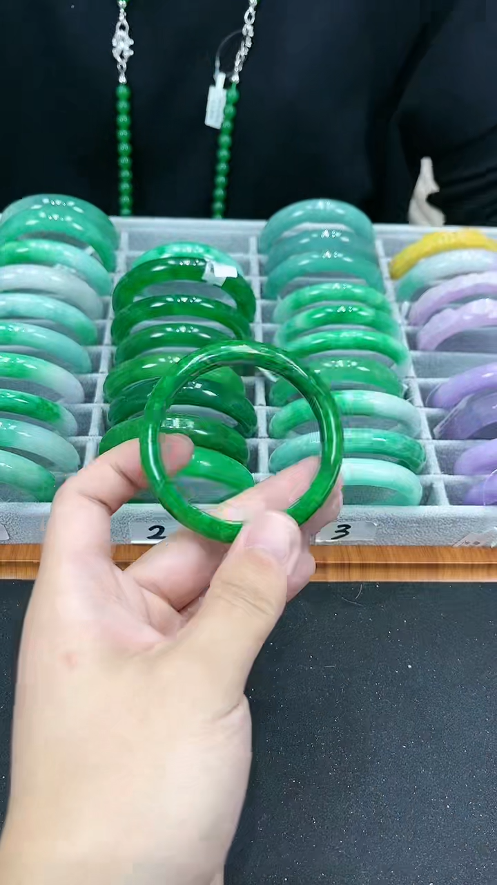 【闪购商品】砖雕s57 蜡阳绿手镯 圈口57.2