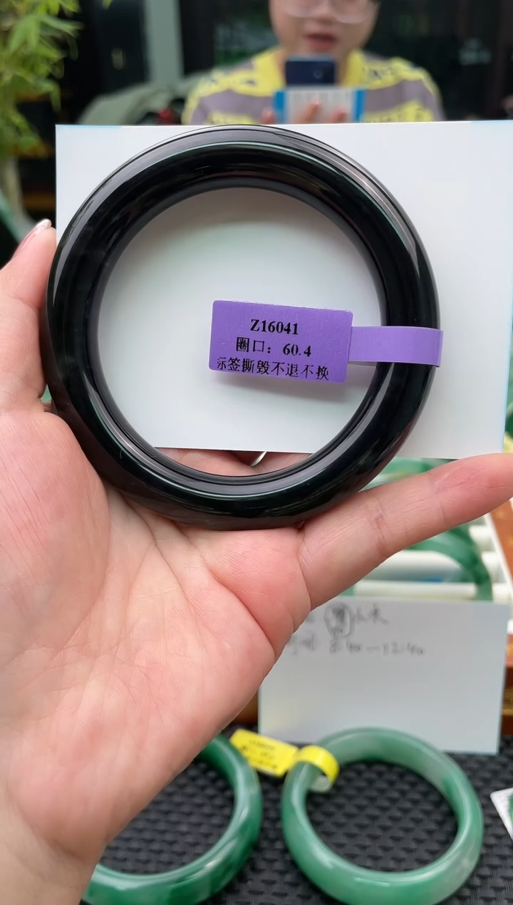 未镶嵌手镯石英质玉（非洲翠）手镯