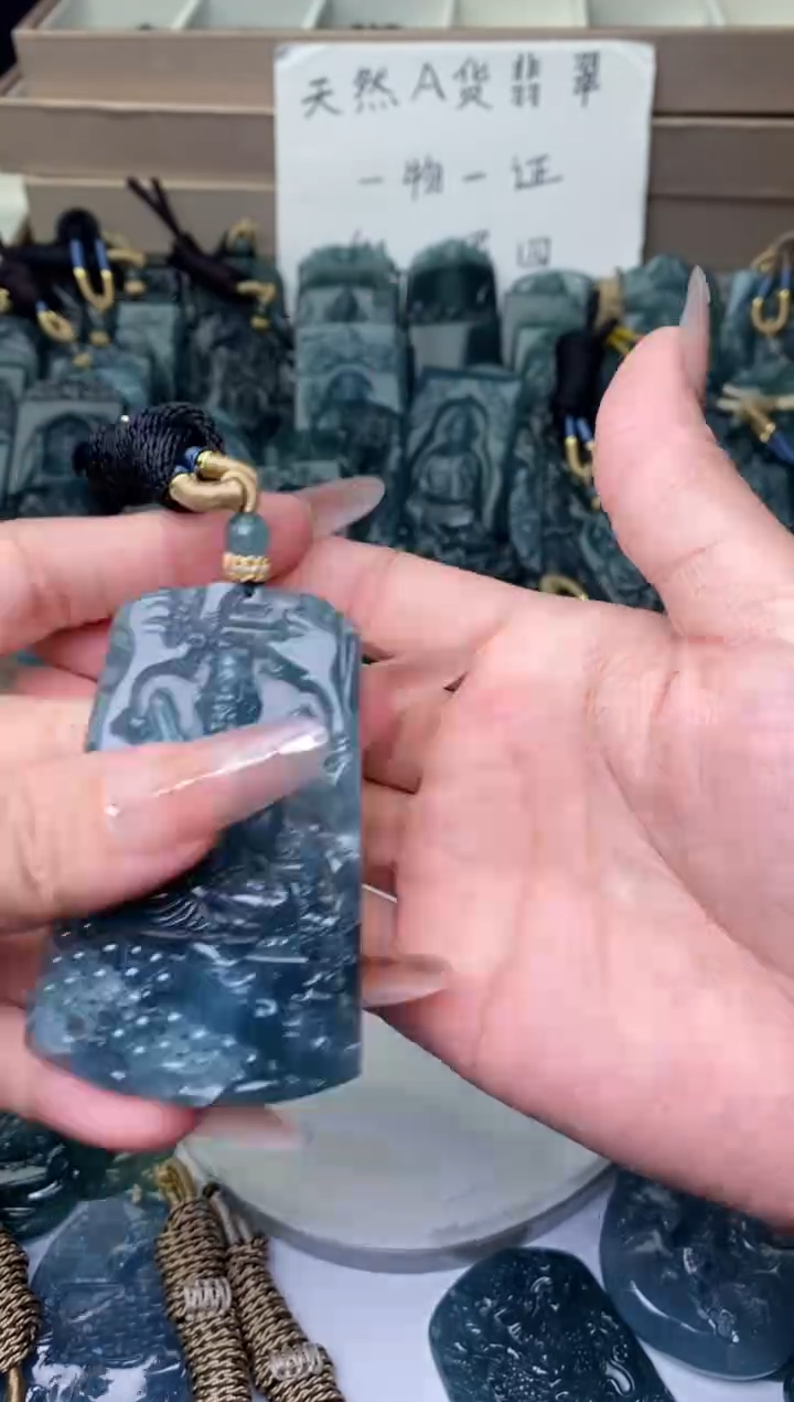 颈饰未镶嵌翡翠          