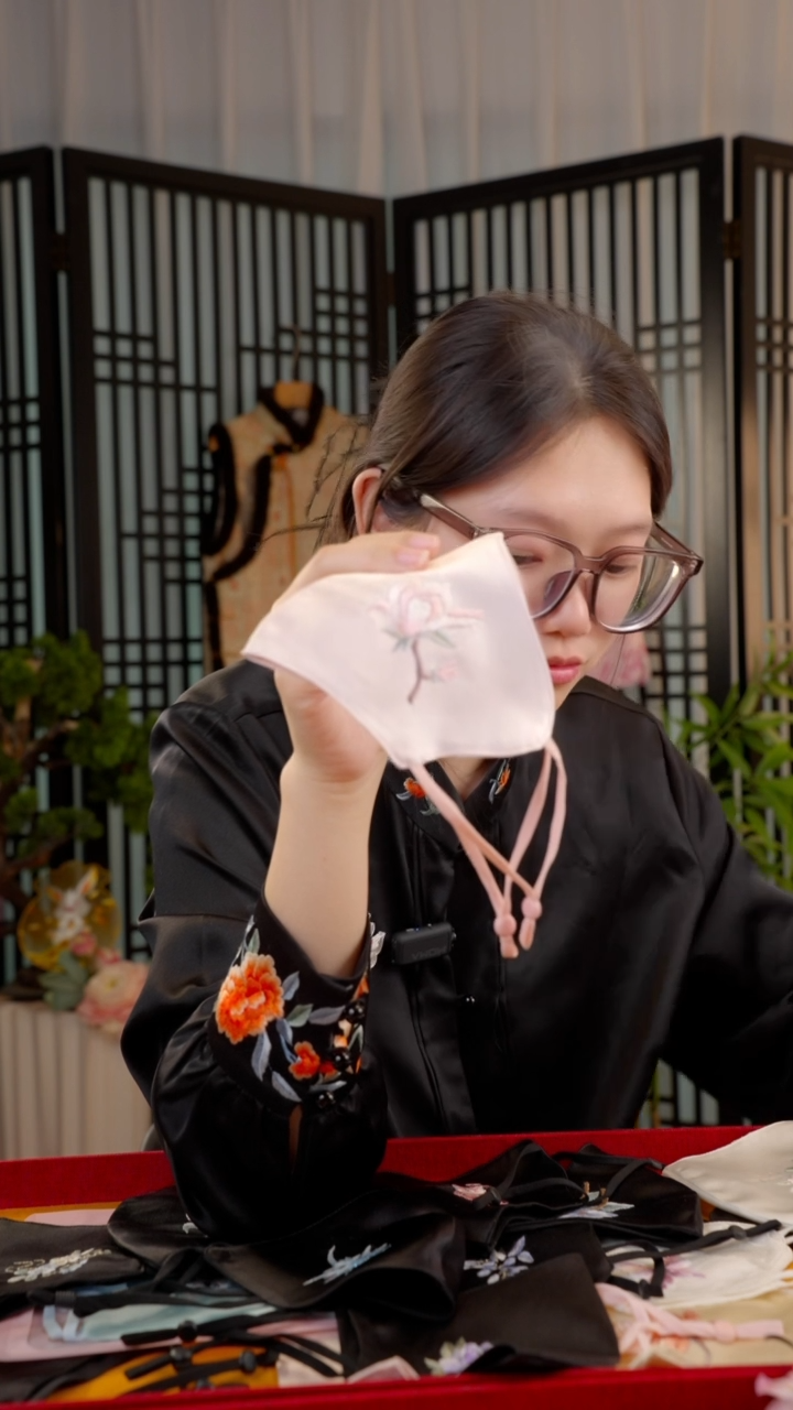 非遗苏绣饰品面罩