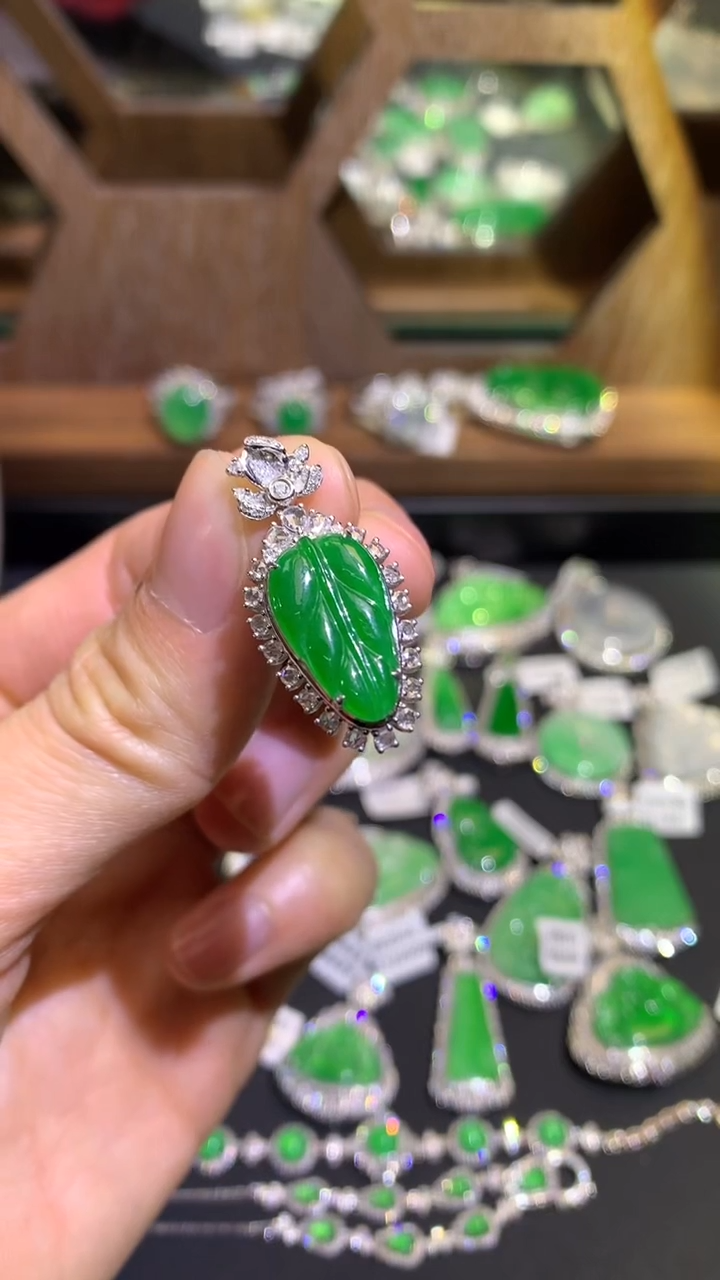 【闪购商品】翡翠吊坠(不含链)18K金镶嵌吊坠