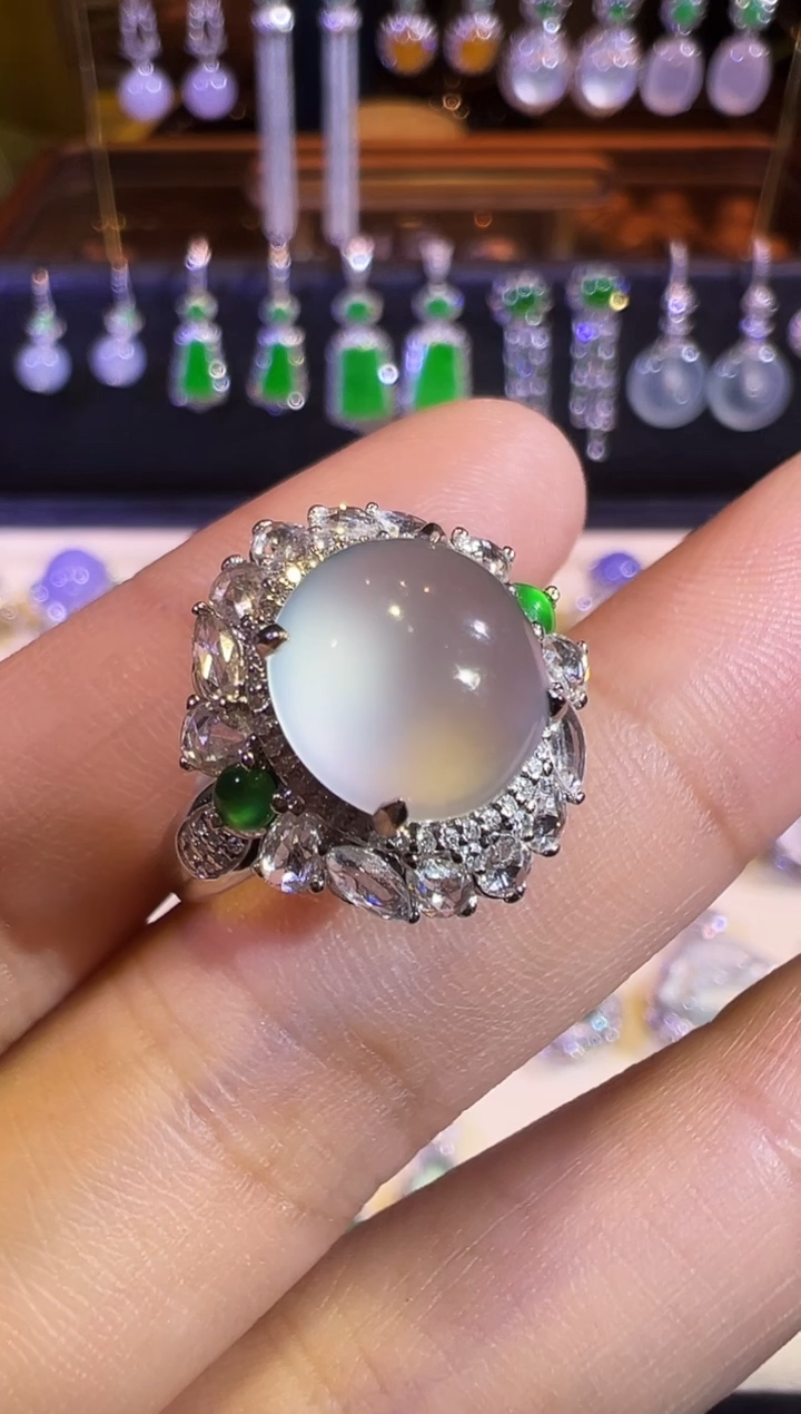 【闪购商品】翡翠戒指18K金镶嵌玻璃种极光白蛋面戒指