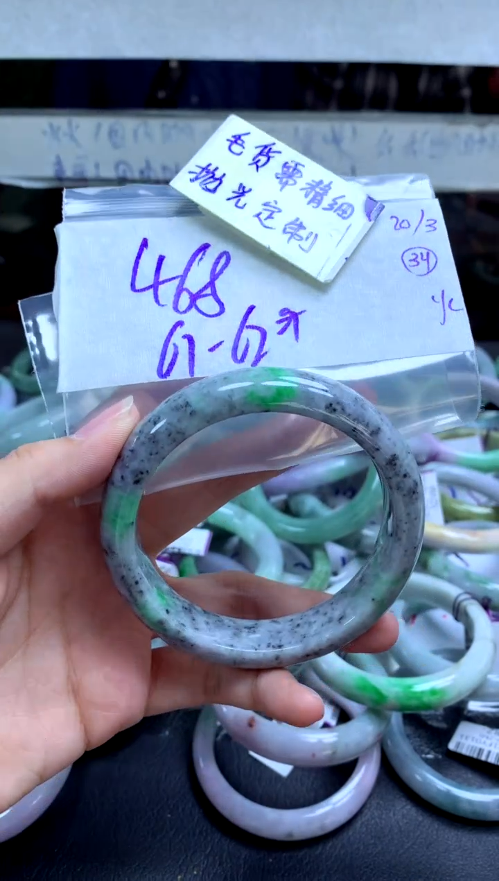 定制翡翠未镶嵌手镯毛货需精细抛光+多人