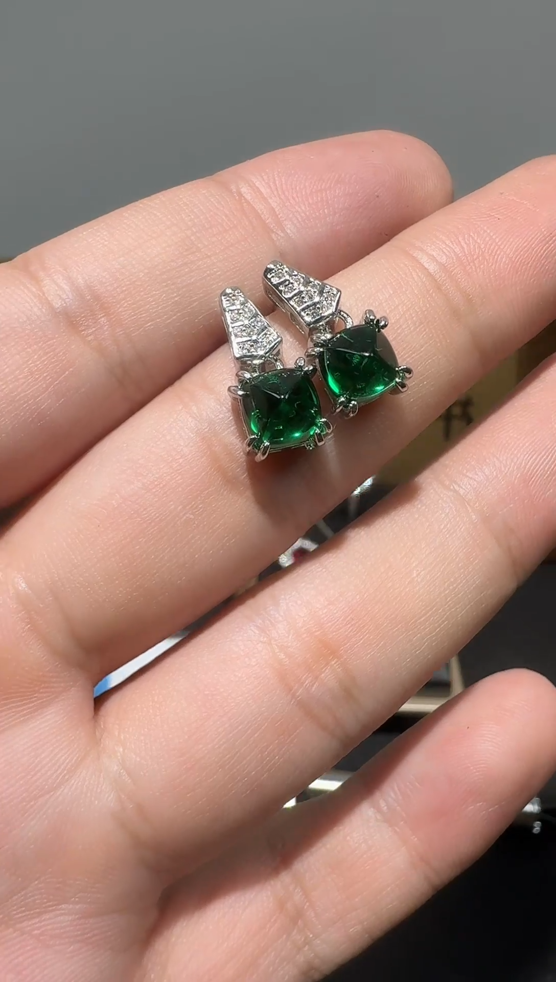 18K金镶嵌耳钉祖母绿056