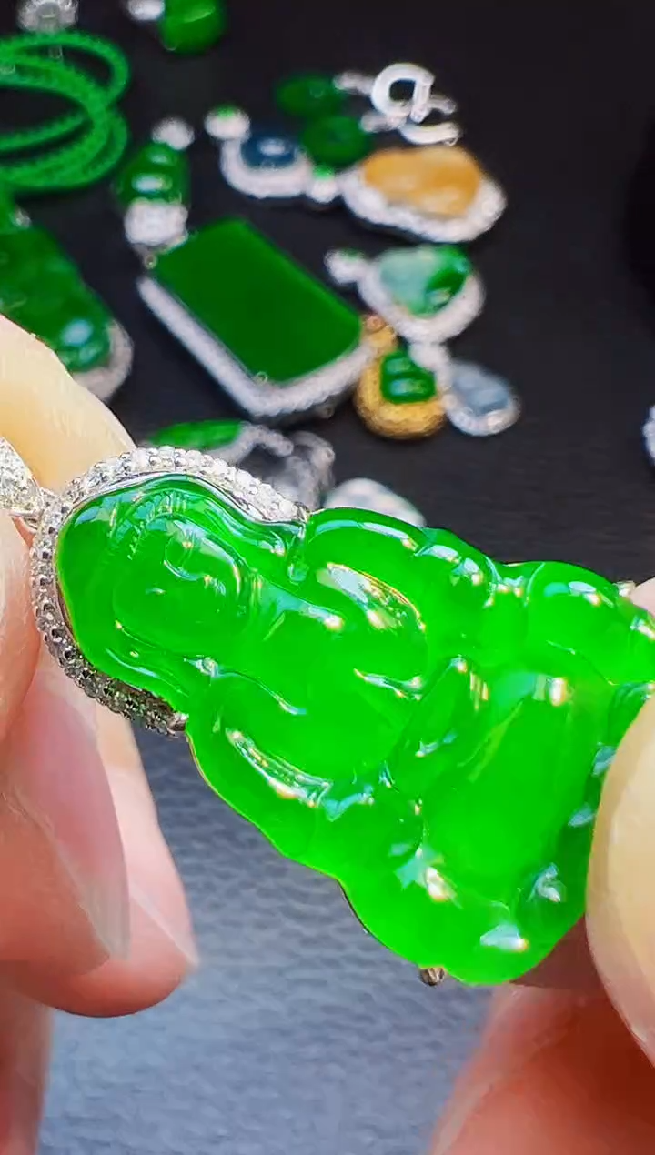 颈饰18K金镶嵌翡翠爱**渝翡翠