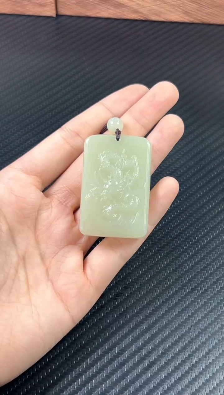 吊坠(赠链)未镶嵌和田玉且末微色差迪克兰二细M