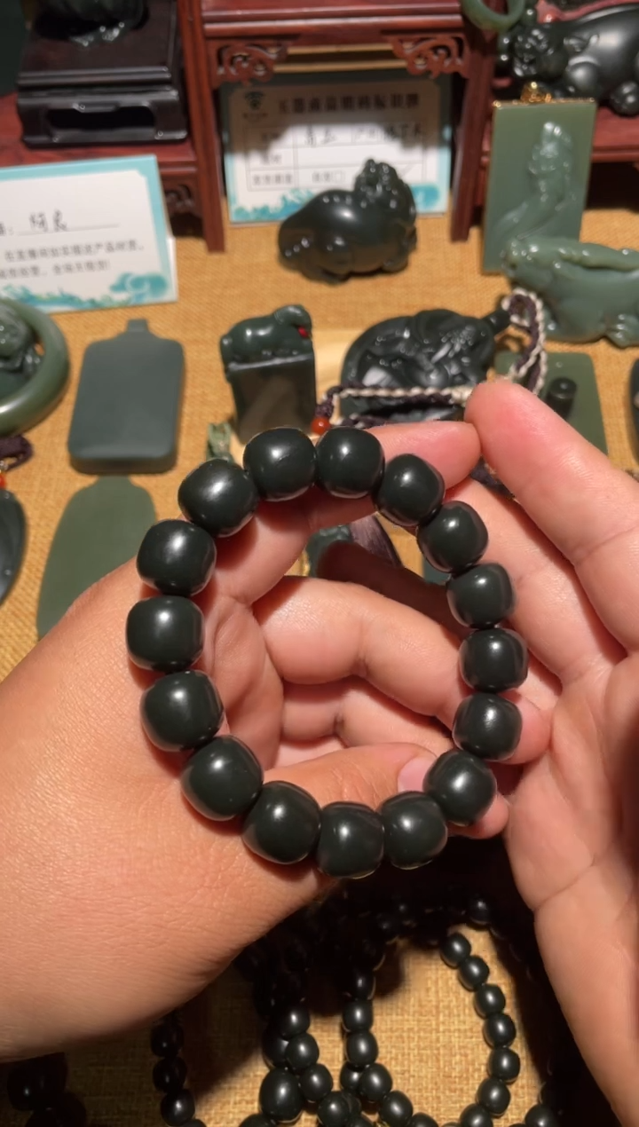 颈饰未镶嵌和田玉（青玉）奈****奈1