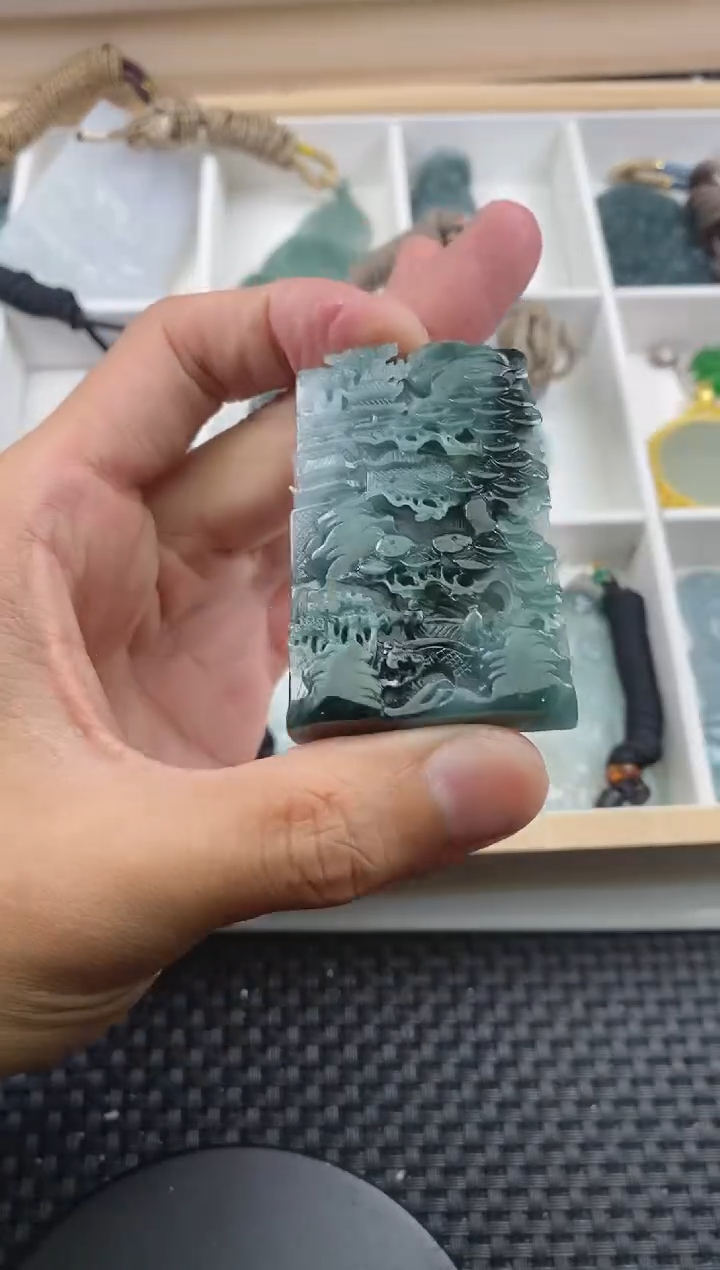 翡翠未镶嵌颈饰 