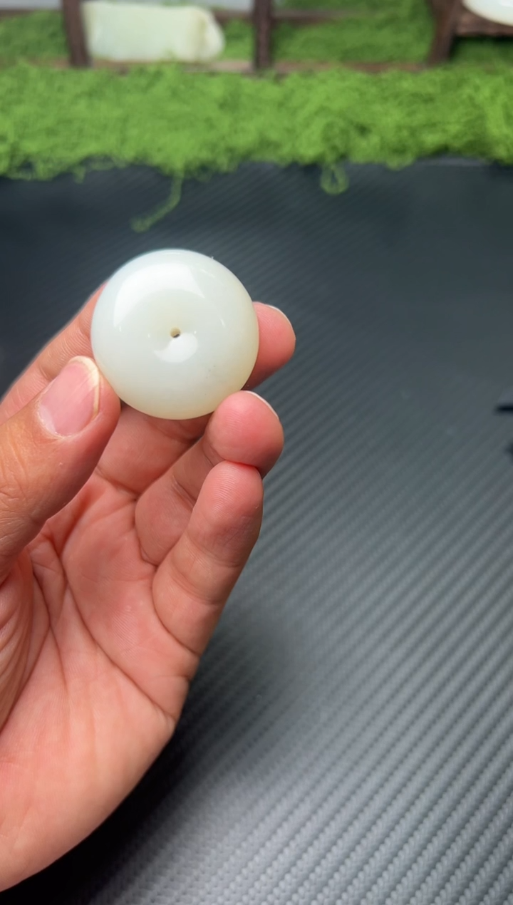 吊坠(赠链)未镶嵌和田玉游*黑山微色差平安扣k