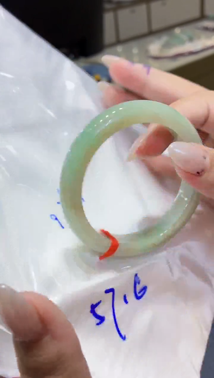 翡翠手镯未镶嵌翡翠手镯