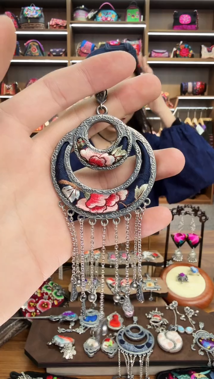 【闪购商品】织绣8蒙阿苏苗绣传承